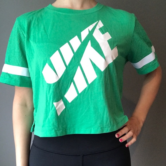 Nike Tops - Nike crop top